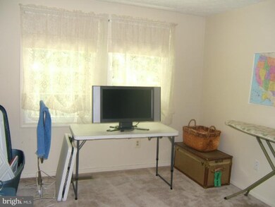 8487 Middle Run Dr, Springfield, VA 22153 - photo 2