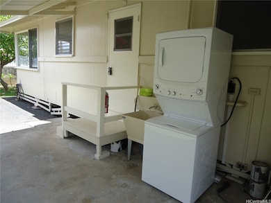 Covered Lanai & Laundry area
