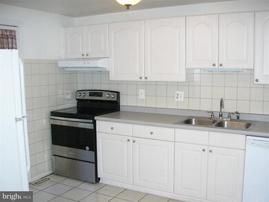 12615 Etruscan Dr, Herndon, VA 20171 - photo 7