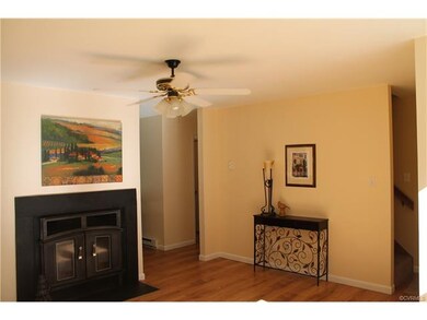 Great entry-way/ living room, provides spacious se