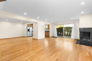 1723 Wildberry Dr unit C, Glenview, IL 60025 - photo 2