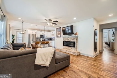 1746 Hadlock St SW - MLS Sized - 005 - 05 Living R