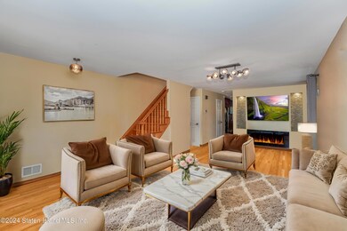 (6) LIVING ROOM STAGED