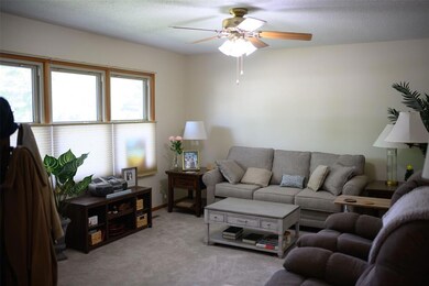 205 E 23rd St N, Newton, IA 50208 - photo 2