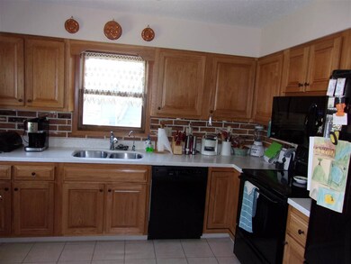 3914 Del Matro Rd, Waterloo, IA 50701 - photo 2