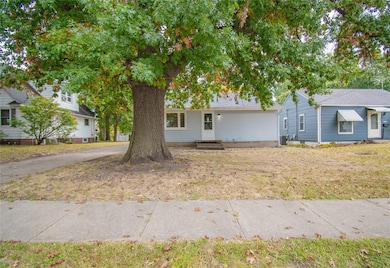 3673 67th St, Urbandale, IA 50322 - photo 2