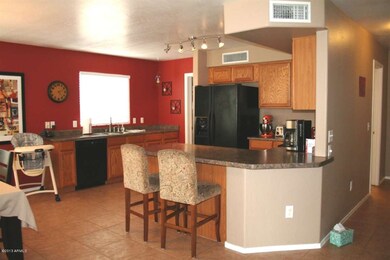 Lovely Kitchen - granite- look laminate