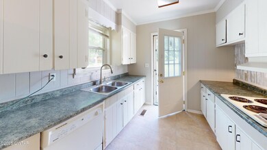 1531-Defoe-St-Kitchen 2