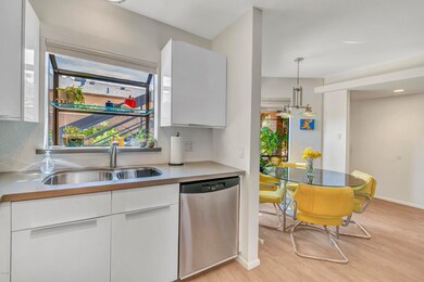 Kitchen/Entry