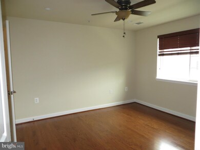 4189 S Four Mile Run Dr unit 404, Arlington, VA 22204 - photo 2