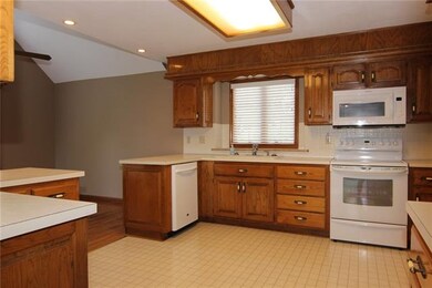 5712 Richards Cir, Shawnee, KS 66216 - photo 6