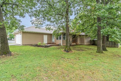 3-web-or-mls-104 E South, Nixa-32