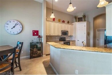 KITCHEN W-EATING AREA