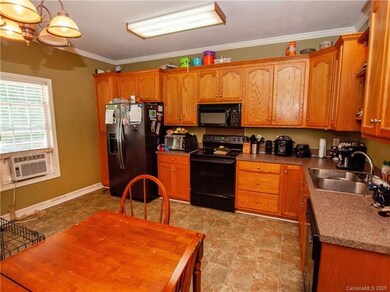 2221 Charles Towne Ct, Kannapolis, NC 28083 - photo 3