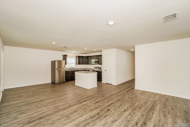 917 8th St, Seguin, TX 78155 - photo 4