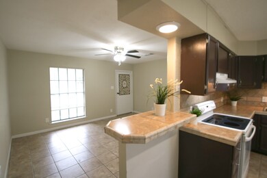 803 W Hutchinson St, Beeville, TX 78102 - photo 5