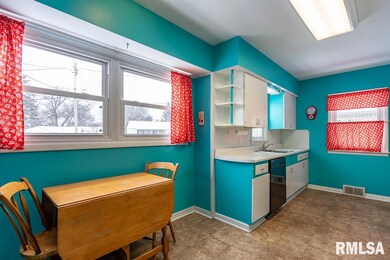 2863 Washington St, Davenport, IA 52804 - photo 2