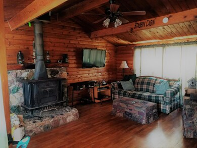 351 Crestview-living room
