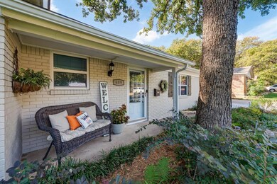 609 Woodcrest Dr, Hurst, TX 76053 - photo 4