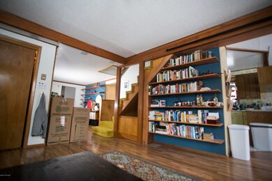 L4 Living room Bookshelves