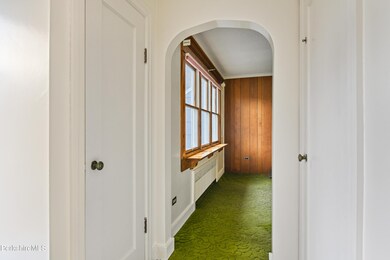 20 Foyer Closets