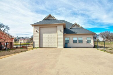 113 Bowie Dr, Gainesville, TX 76240 - photo 3