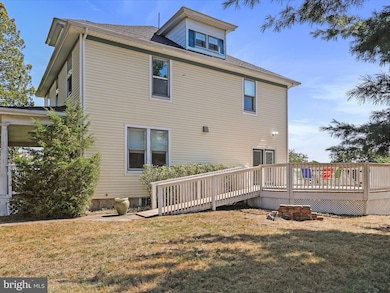 1048 Fairview Dr, Berkeley Springs, WV 25411 - photo 4