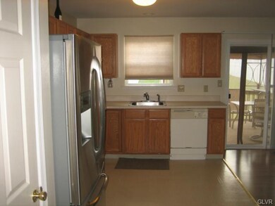 706 Bach Ct, Freemansburg, PA 18017 - photo 2