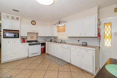 203 Bradley St-15