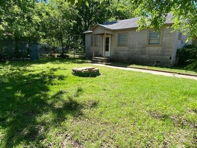 110 S Howeth St, Gainesville, TX 76240 - photo 2