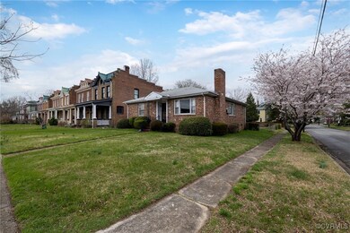 View of front of property featuring a front lawn,