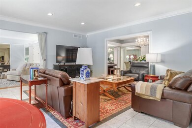 Step into the condo and see the flow between de, l