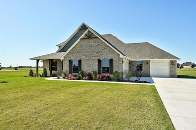 Craftsman house featuring a front lawn and a garag