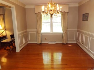 Picture Frame Molding Adds Elegance to the Dining Room