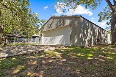 202 Sunset Dr, Cleburne, TX 76033 - photo 3