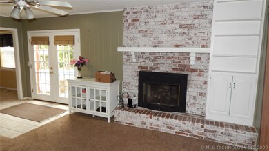 Great living room with built in shevles.