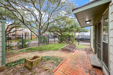 1918 Ridgewood St, Houston, TX 77006 - photo 4