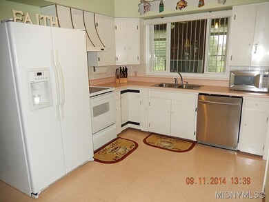 Brightly Lit Eat-in Kitchen
