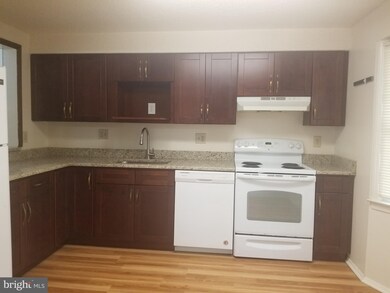 8653 Bent Arrow Ct, Springfield, VA 22153 - photo 7