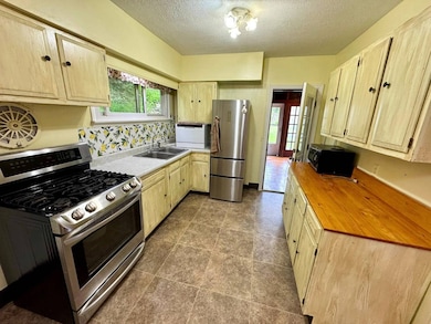 433 High St, Spencer, WV 25276 - photo 6