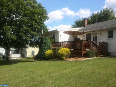 327 Lyman Ave, Womelsdorf, PA 19567 - photo 2