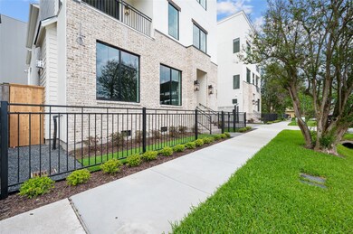 731 E 10th St, Houston, TX 77008 - photo 2