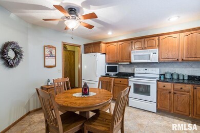 1215 Emerald Woods Ct, Davenport, IA 52806 - photo 4