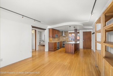 02-1125VineSt_2504_103