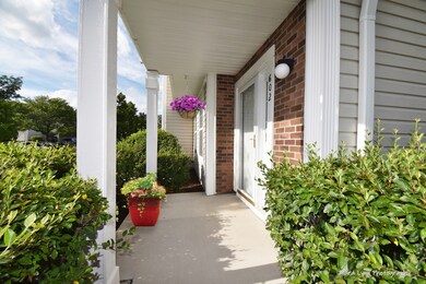 602 E Victoria Cir unit 23/1, North Aurora, IL 60542 - photo 2