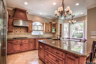 Cooks kitchen, breakfast nook, counter space for r