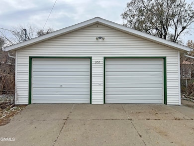 602 Collins Ave, Mandan, ND 58554 - photo 2