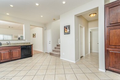 Large eat-in Kitchen with lots of cabinets, granit