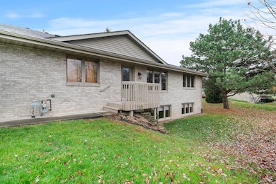 6521 Laurelwood Dr, Rockford, IL 61108 - photo 2