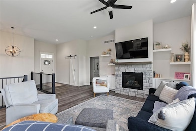 16404 Northpark Dr, Urbandale, IA 50323 - photo 5